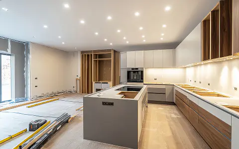 Rénovation cuisine moderne à Nice - îlot central et menuiserie bois