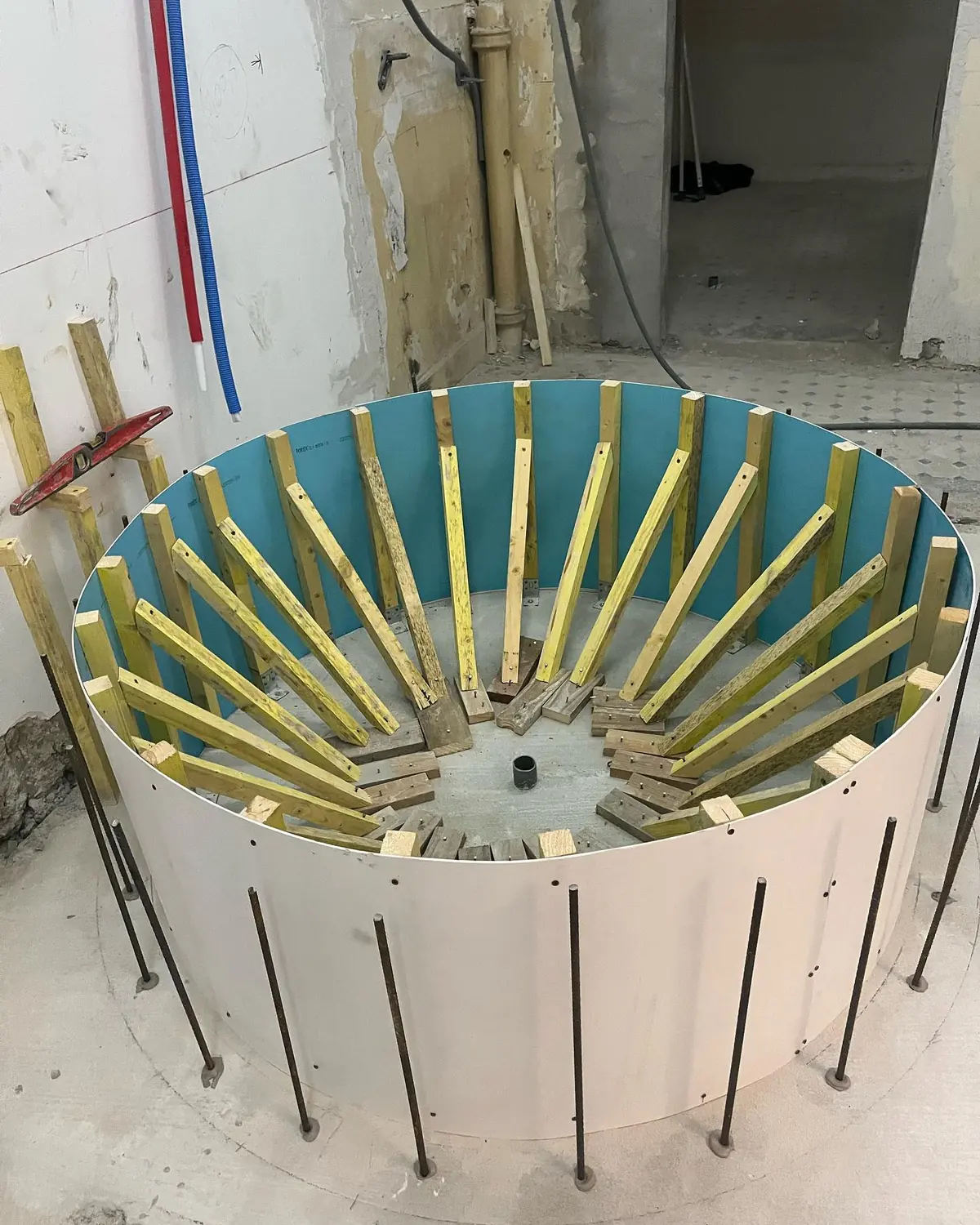 Renfort structurel en place avant la création d'un jacuzzi sur mesure