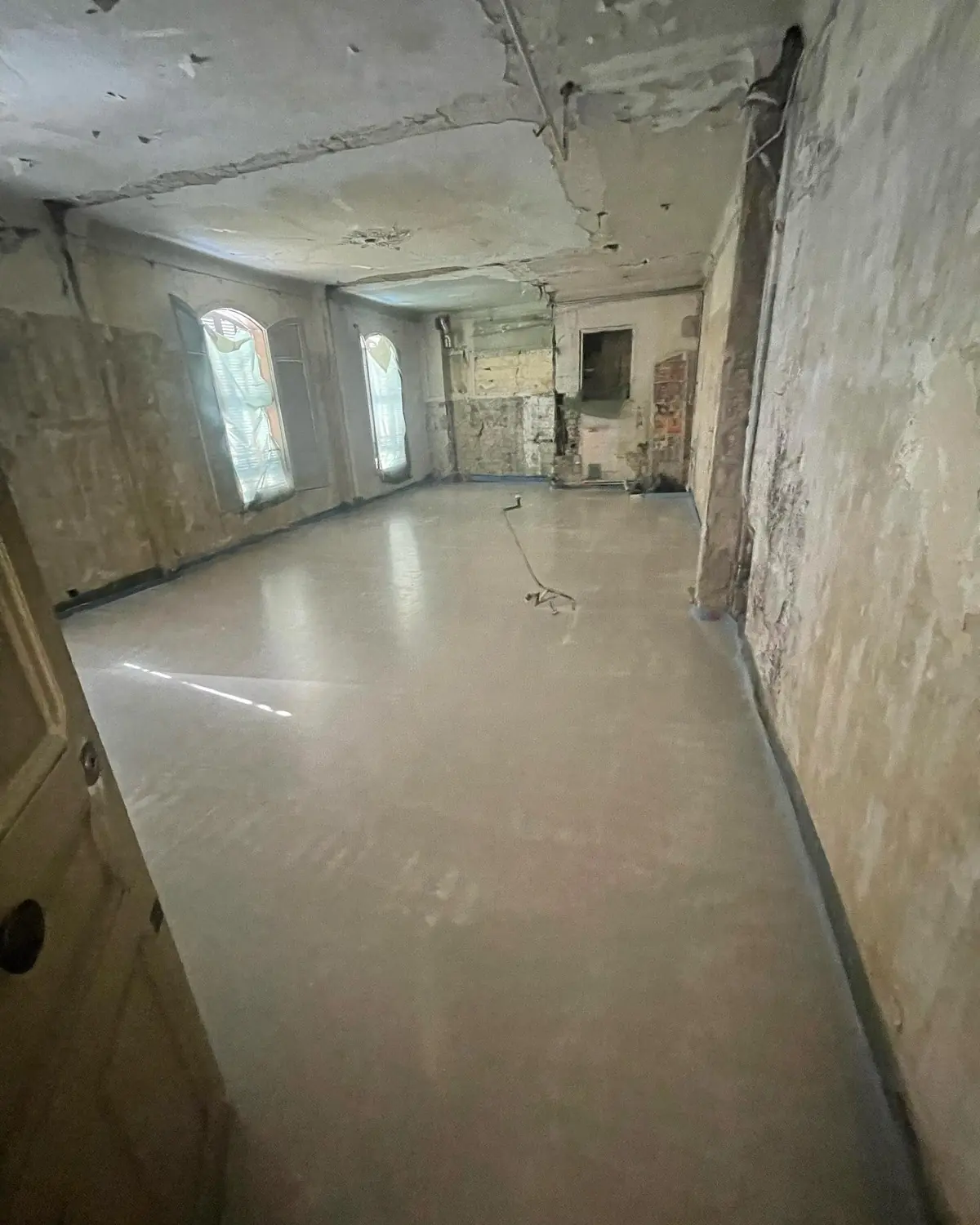 Appartement mis à nu après démolition, avant coulage de la chape