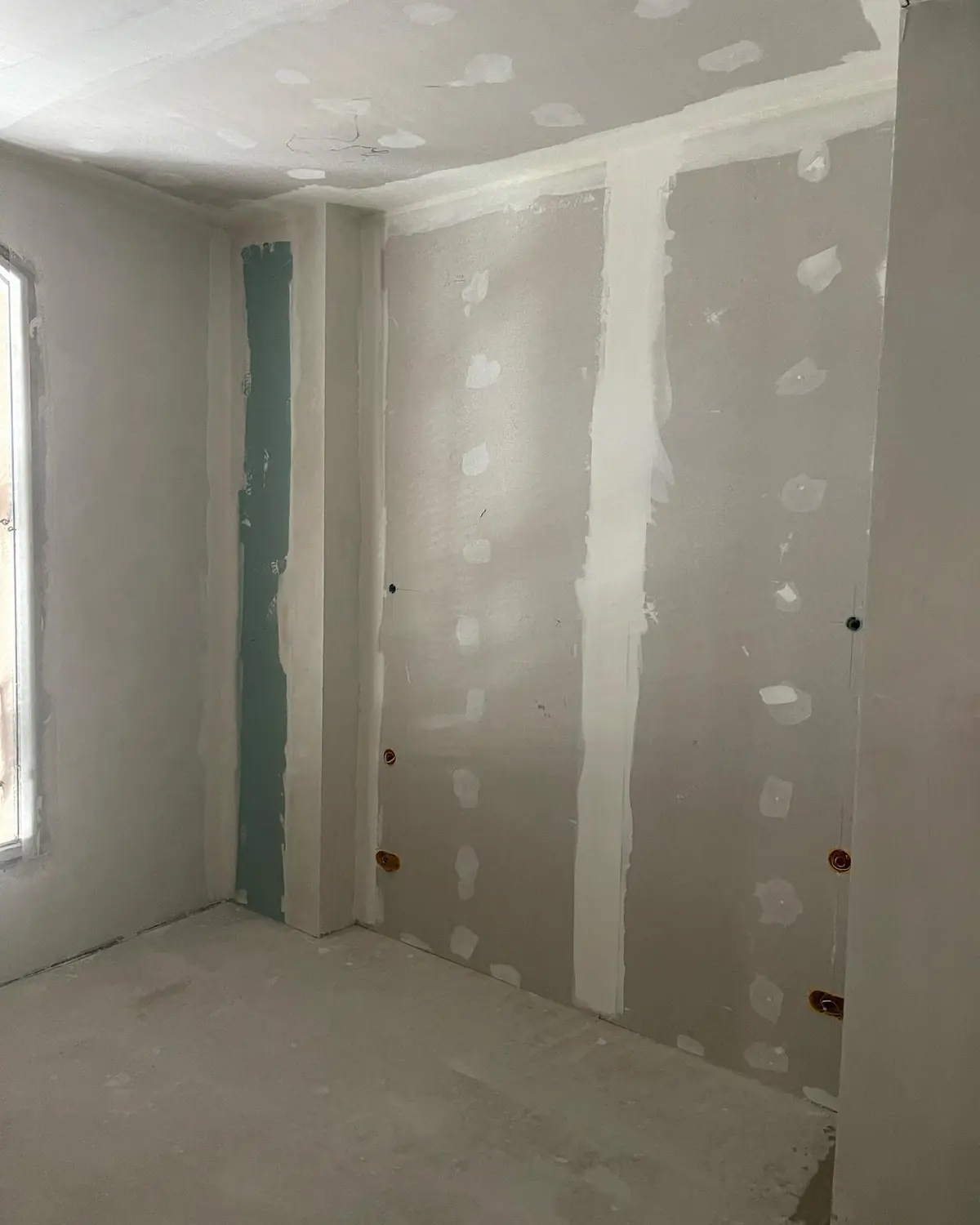 Réalisation d'une chape fluide désolidarisée dans un appartement en rénovation