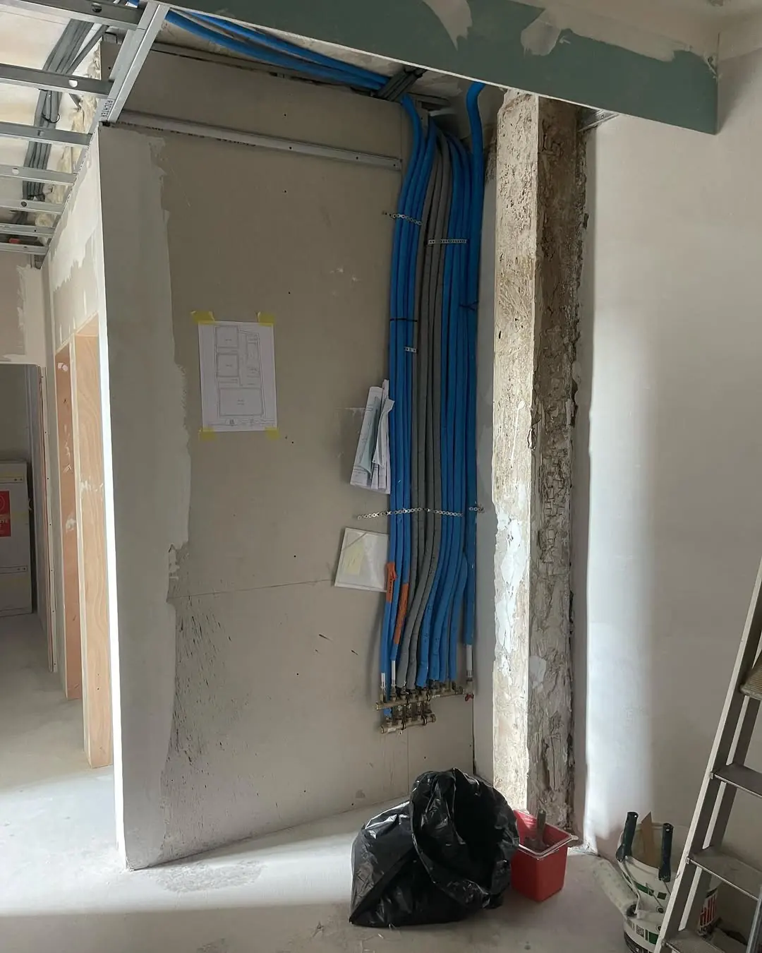 Montage des cloisons avec isolation dans un appartement en restructuration