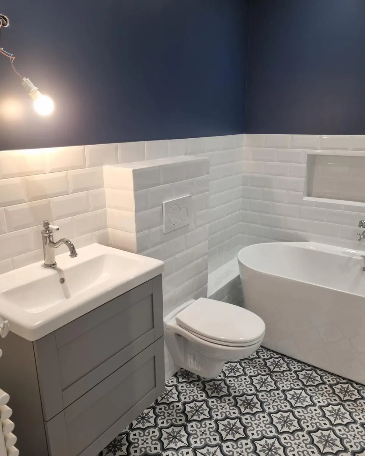 Pose du carrelage dans une salle de bain rénovée à Nice