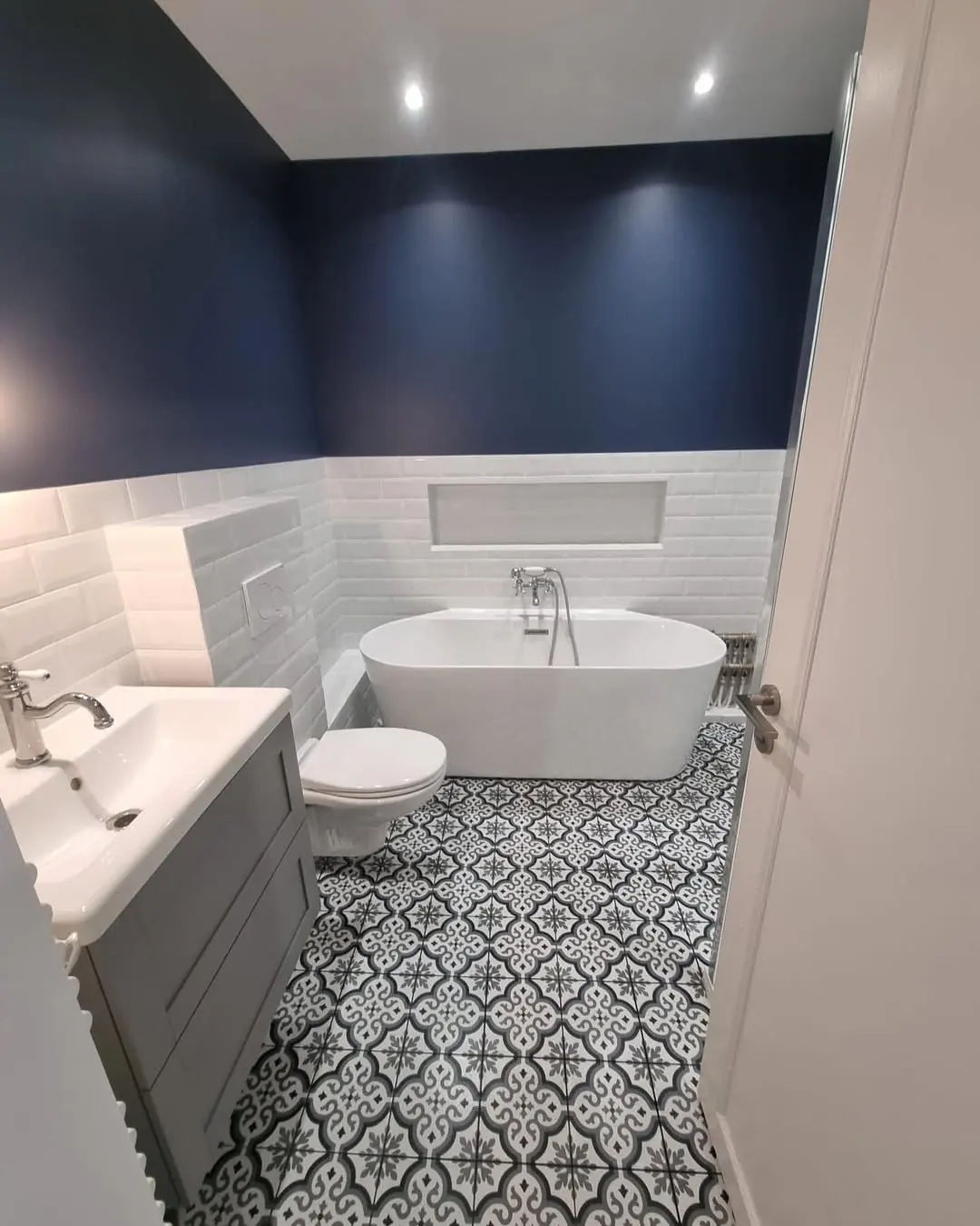 Détail des finitions d'une salle de bain rénovée à Nice par TNB Rénovation