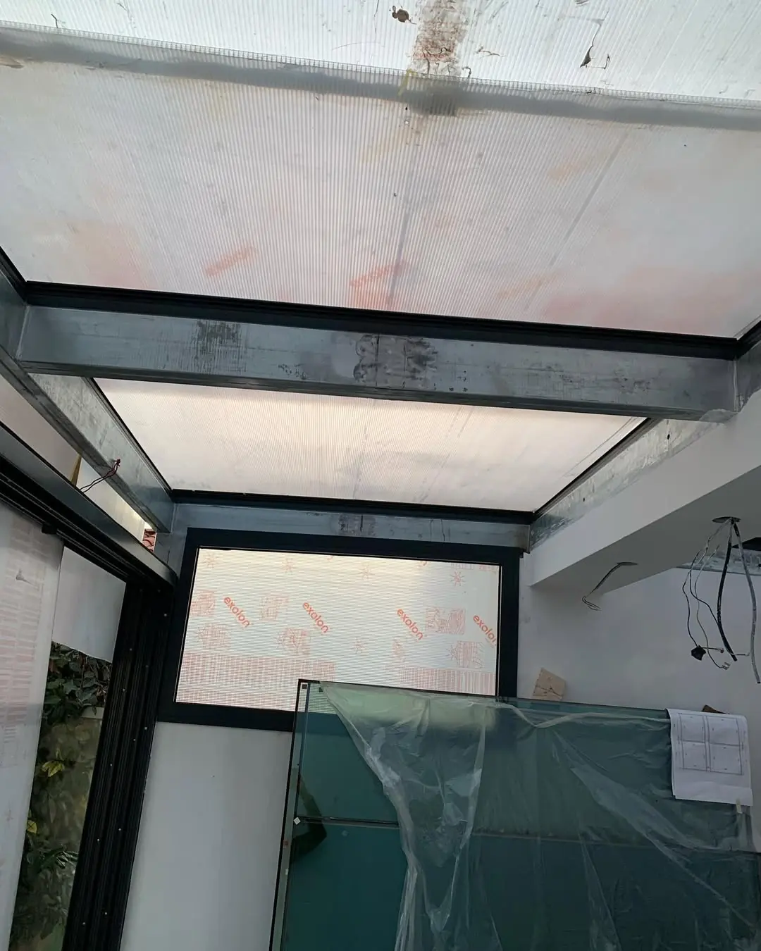 Chantier de véranda sur mesure sur la Côte d'Azur, préparation de l'ossature principale