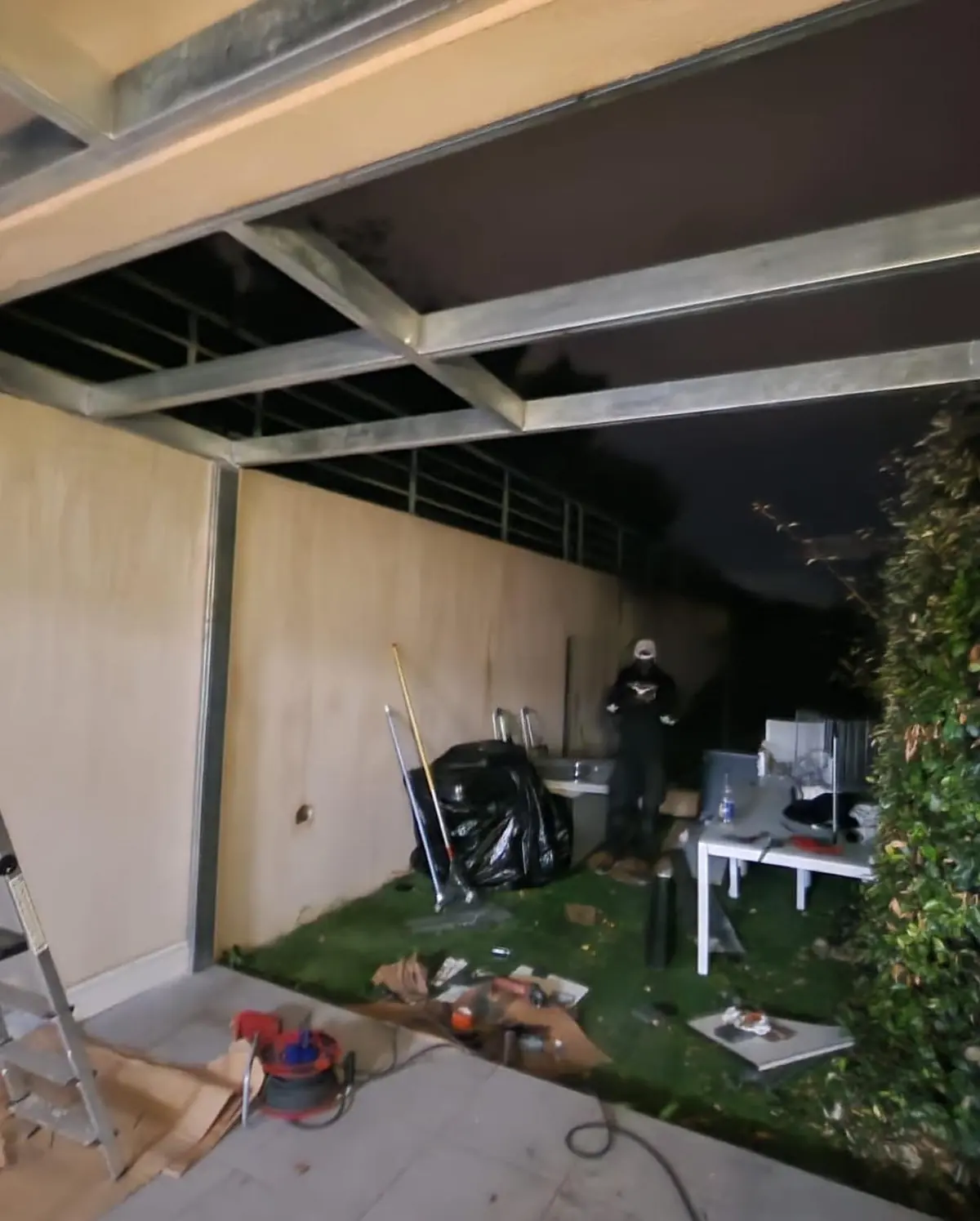 Montage de l'ossature principale d'une véranda sur mesure par TNB Rénovation