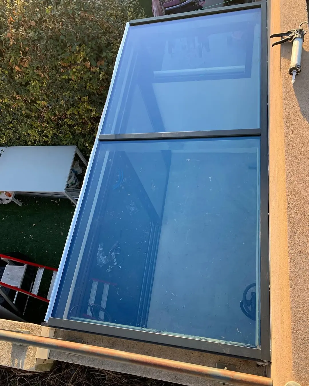 Pose du précadre d'une véranda sur mesure sur la Côte d'Azur