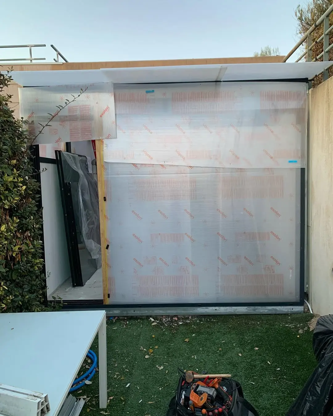Pose des châssis d'une véranda sur mesure réalisée par TNB Rénovation