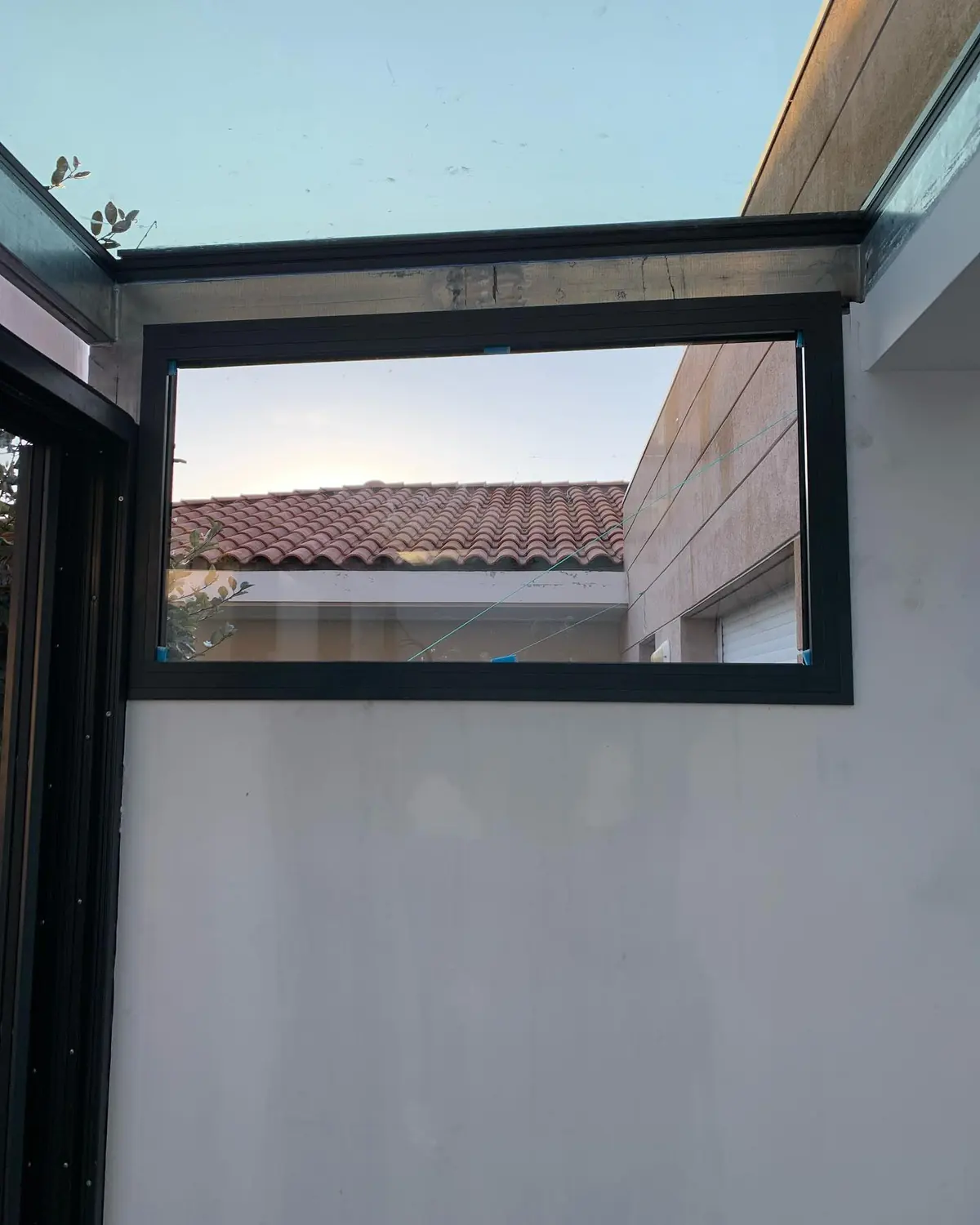 Châssis de véranda posés et alignés avant la pose des verres